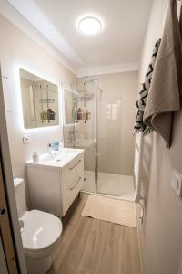 y baño con ducha, aseo y lavamanos. en T2 cosy et climatisé au cœur de la ville - La Golondrina, en Martigues