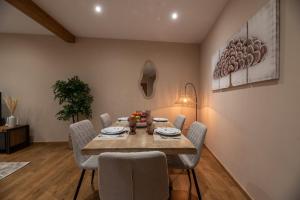 a dining room with a table and chairs at EREA in Monforte de Lemos