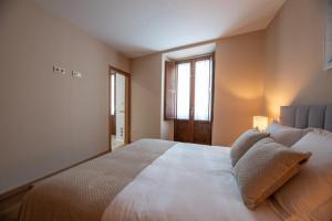 ein Schlafzimmer mit einem großen Bett und einem Fenster in der Unterkunft EREA in Monforte de Lemos