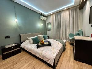 een slaapkamer met een bed met een tafel erop bij 3 bedrooms & View-Lavoisier in Casablanca
