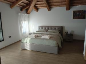 sypialnia z dużym łóżkiem w białym pokoju w obiekcie Residence Superstar w mieście San Martino di Lupari