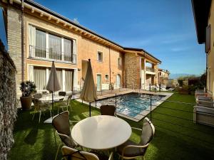 The swimming pool at or close to Villa Fontanelle Gardapartments