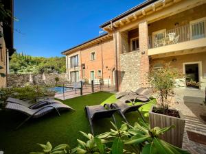 A garden outside Villa Fontanelle Gardapartments