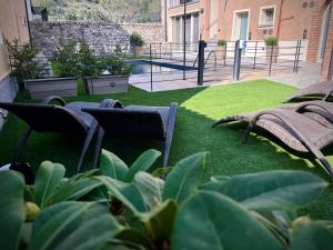 A garden outside Villa Fontanelle Gardapartments