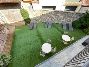 A garden outside Villa Fontanelle Gardapartments