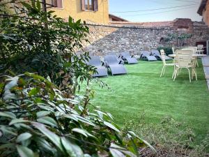 A garden outside Villa Fontanelle Gardapartments