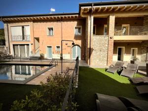 The swimming pool at or close to Villa Fontanelle Gardapartments