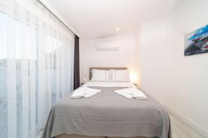 Säng eller sängar i ett rum på Central Flat with Terrace and View in Muratpasa
