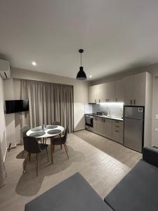 Η κουζίνα ή μικρή κουζίνα στο Cozy Home
