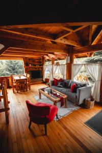 a living room with a couch and a table at Casa del Lago Villa La Angostura in Villa La Angostura