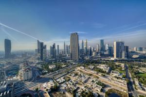 une vue aérienne sur une ville avec de grands bâtiments dans l'établissement Luxury Apartment in Dubai, à Dubaï