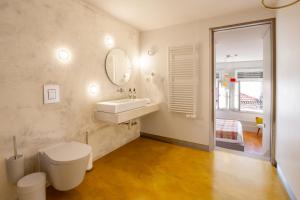 Un baño con inodoro, lavabo y espejo. en Fil's Place, en Oporto 37 fotos más