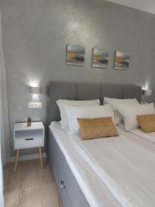 Postel nebo postele na pokoji v ubytování Luxury beachfront Villa Crystal Aenona - by TA Leut Agency