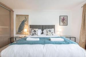 Posteľ alebo postele v izbe v ubytovaní Kinness House, Luxury Apartment with Parking