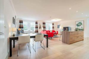comedor y sala de estar con mesa y sillas en Kinness House, Luxury Apartment with Parking en St Andrews