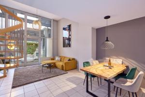 un soggiorno con un tavolo e un divano di Penthouse Palais Mosel a Traben-Trarbach