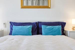 Ένα ή περισσότερα κρεβάτια σε δωμάτιο στο A 2BR farmhouse with private pool in Zebbug & BBQ by 360 Estates
