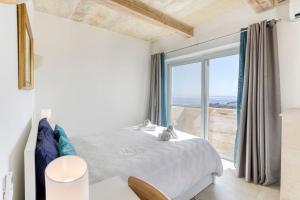 Ένα ή περισσότερα κρεβάτια σε δωμάτιο στο A 2BR farmhouse with private pool in Zebbug & BBQ by 360 Estates