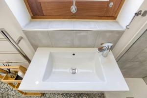 Ένα μπάνιο στο A 2BR farmhouse with private pool in Zebbug & BBQ by 360 Estates