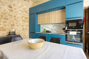 Η κουζίνα ή μικρή κουζίνα στο A 2BR farmhouse with private pool in Zebbug & BBQ by 360 Estates
