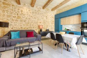 Η κουζίνα ή μικρή κουζίνα στο A 2BR farmhouse with private pool in Zebbug & BBQ by 360 Estates