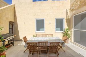 Balkón nebo terasa v ubytování A 2BR farmhouse with private pool in Zebbug & BBQ by 360 Estates + 34 fotografií