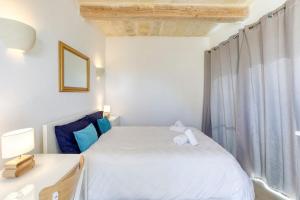 Ένα ή περισσότερα κρεβάτια σε δωμάτιο στο A 2BR farmhouse with private pool in Zebbug & BBQ by 360 Estates