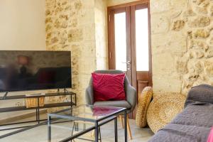 Μια τηλεόραση ή/και κέντρο ψυχαγωγίας στο A 2BR farmhouse with private pool in Zebbug & BBQ by 360 Estates