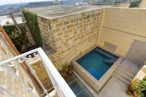 Πισίνα στο ή κοντά στο A 2BR farmhouse with private pool in Zebbug & BBQ by 360 Estates