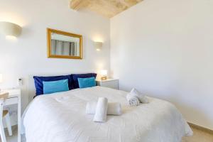 Ένα ή περισσότερα κρεβάτια σε δωμάτιο στο A 2BR farmhouse with private pool in Zebbug & BBQ by 360 Estates