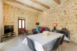 Μια τηλεόραση ή/και κέντρο ψυχαγωγίας στο A 2BR farmhouse with private pool in Zebbug & BBQ by 360 Estates