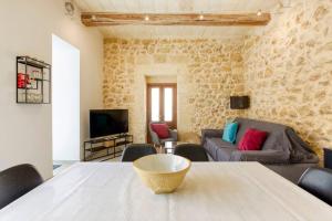 Μια τηλεόραση ή/και κέντρο ψυχαγωγίας στο A 2BR farmhouse with private pool in Zebbug & BBQ by 360 Estates