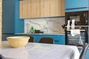 Η κουζίνα ή μικρή κουζίνα στο A 2BR farmhouse with private pool in Zebbug & BBQ by 360 Estates