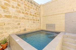 Πισίνα στο ή κοντά στο A 2BR farmhouse with private pool in Zebbug & BBQ by 360 Estates
