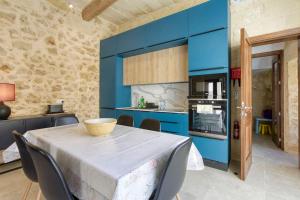 Η κουζίνα ή μικρή κουζίνα στο A 2BR farmhouse with private pool in Zebbug & BBQ by 360 Estates