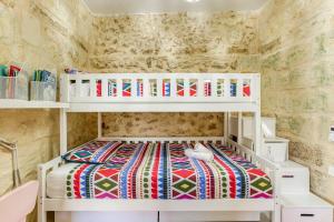 Ένα ή περισσότερα κρεβάτια σε δωμάτιο στο A 2BR farmhouse with private pool in Zebbug & BBQ by 360 Estates
