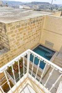 Bazén v ubytování A 2BR farmhouse with private pool in Zebbug & BBQ by 360 Estates nebo v jeho okolí