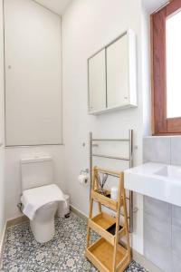 Ένα μπάνιο στο A 2BR farmhouse with private pool in Zebbug & BBQ by 360 Estates