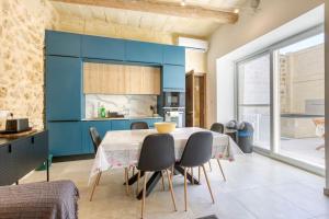 Η κουζίνα ή μικρή κουζίνα στο A 2BR farmhouse with private pool in Zebbug & BBQ by 360 Estates