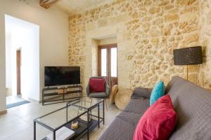 Μια τηλεόραση ή/και κέντρο ψυχαγωγίας στο A 2BR farmhouse with private pool in Zebbug & BBQ by 360 Estates