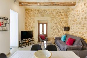 Μια τηλεόραση ή/και κέντρο ψυχαγωγίας στο A 2BR farmhouse with private pool in Zebbug & BBQ by 360 Estates