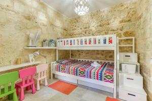 Ένα ή περισσότερα κρεβάτια σε δωμάτιο στο A 2BR farmhouse with private pool in Zebbug & BBQ by 360 Estates