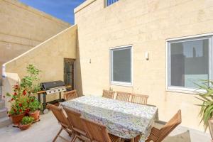 Μπαλκόνι ή βεράντα στο A 2BR farmhouse with private pool in Zebbug & BBQ by 360 Estates