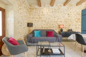 Χώρος καθιστικού στο A 2BR farmhouse with private pool in Zebbug & BBQ by 360 Estates