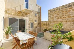 Μπαλκόνι ή βεράντα στο A 2BR farmhouse with private pool in Zebbug & BBQ by 360 Estates