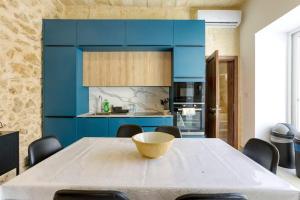 Η κουζίνα ή μικρή κουζίνα στο A 2BR farmhouse with private pool in Zebbug & BBQ by 360 Estates