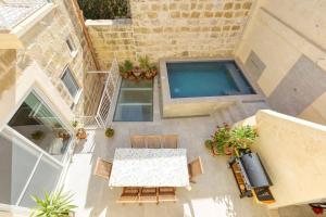 Πισίνα στο ή κοντά στο A 2BR farmhouse with private pool in Zebbug & BBQ by 360 Estates