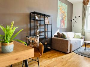 ein Wohnzimmer mit einem Sofa und einem Tisch in der Unterkunft Apartment FAUNA in Halle an der Saale in Halle an der Saale