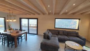 ein Wohnzimmer mit einem Sofa und einem Tisch in der Unterkunft CHALET LE 17 4 étoiles in La Bresse