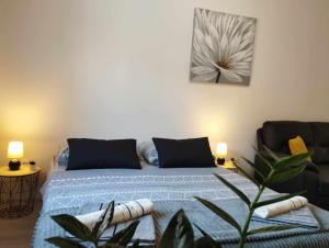 Un dormitorio con una cama con sábanas azules y una planta en Anne, en Komiža